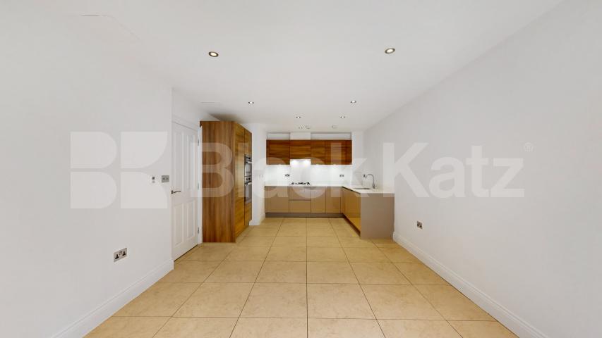 Fantastic 3 bed 2 bath within a private secure development mins to shops Huguenot Drive, Palmers Green